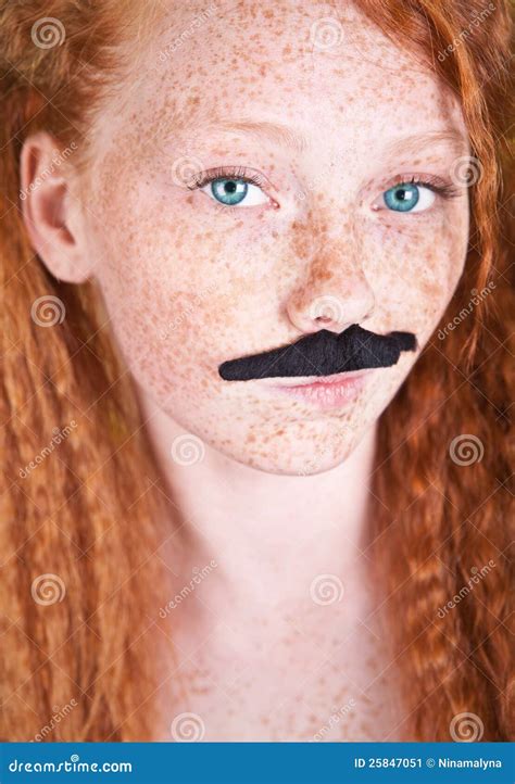 Fille Couverte De Taches De Rousseur Avec La Moustache Image Stock