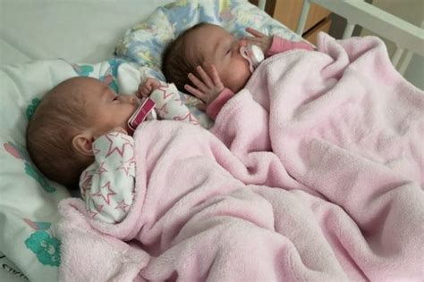 Miracle la fille a donné naissance à 2 paires de jumeaux identiques d