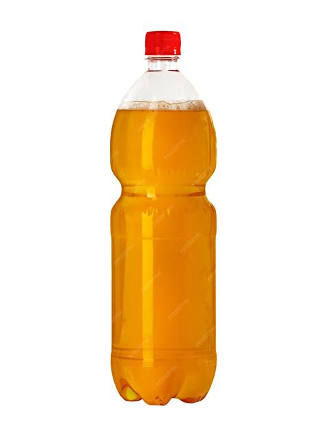 Пластиковая бутылка разливного пива, изолированные на белом фоне ...