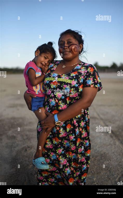 Wayuu indigenous mother holding daughter, La Guajira, Colombia Stock Photo - Alamy