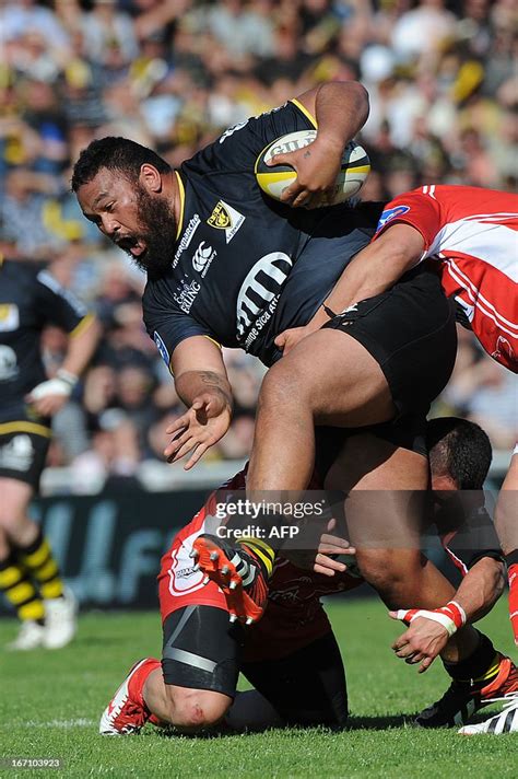 La Rochelles New Zealander Prop Uini Atonio Runs With The Ball News