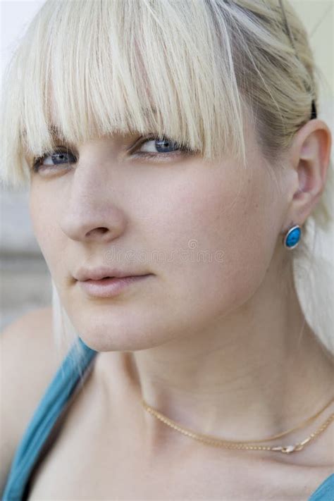Ernste Junge Blonde Frau Stockbild Bild Von Erwachsener 11029531