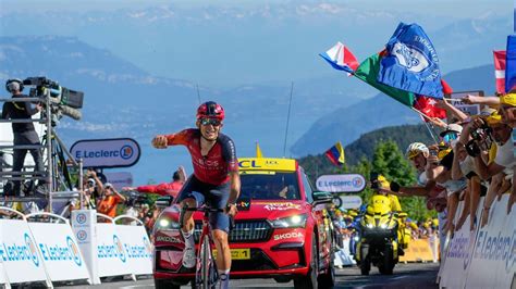 Kwiatkowski Wins Mountaintop Tour Stage Pogacar Cuts Into Vingegaard S