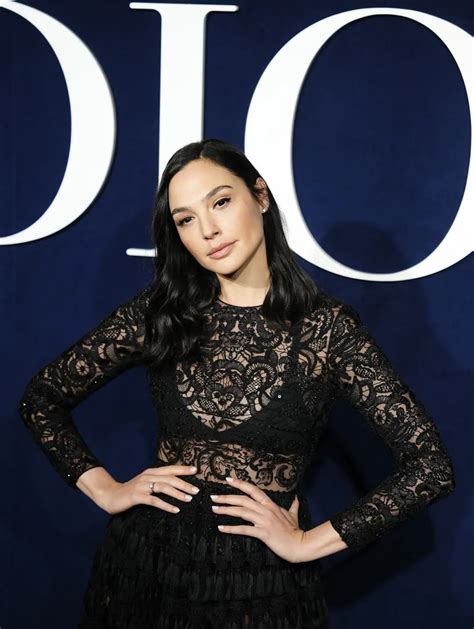 Gal Gadot Tampil Seksi Kenakan Gaun Renda Hitam Di Dior Paris Fashion