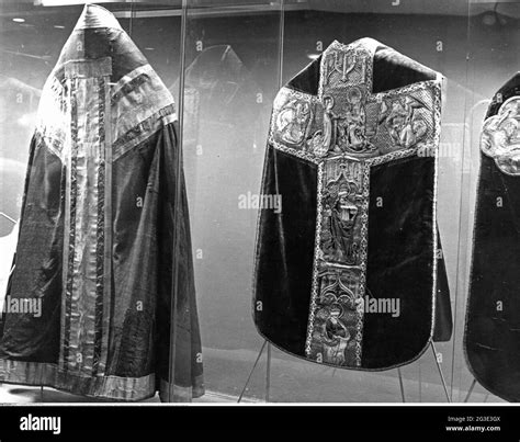 Chasuble Priest Hi Res Stock Photography And Images Alamy