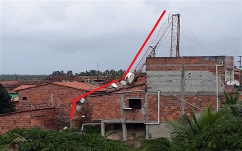 Torre de 36 metros de altura despenca e atinge três casas em Umbaúba