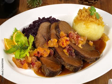 Wildschweinbraten Schweinebraten Mit Rotkohl Und Kn Del Stock Foto