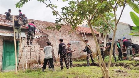 Banser Lebaksiu Tegal Gotong Royong Bantu Korban Bencana Tanah Bergerak