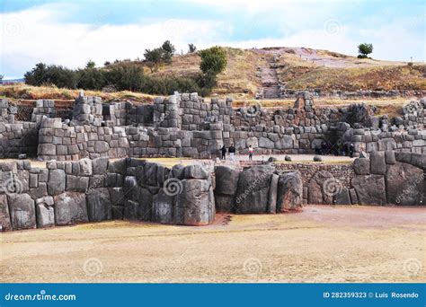 Muros De La Fortaleza De Sacsayhuaman En Cusco Imagen De Archivo