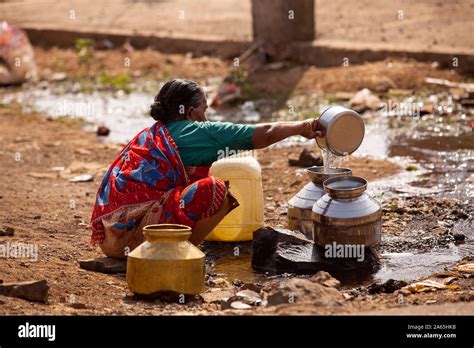 Mujer Recolectando Agua Del Charco Escasez De Agua Shahapur Mumbai