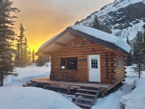 Northern Lights Near Lake Louise, Alaska | Little Bear Getaway Cabins