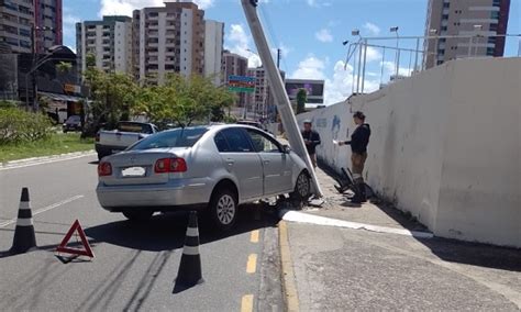 Veículo colide em poste na avenida Pedro Valadares em Aracaju O que é