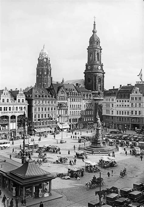 Altmarkt Links Der Turm Des Neuen Rathauses Und Rechts Im Bild