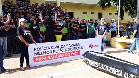 Policiais civis e agentes penitenciários fazem protesto em João Pessoa