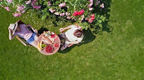 Pareja Joven Disfrutando De Comida Y Bebida En El Hermoso Jard N De