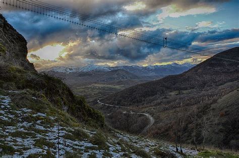 Sasso Di Castalda La Coraggiosa Passeggiata Sul Ponte Alla Luna