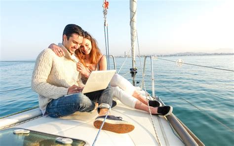 Jeune Couple Damoureux Sous Selfie Sur Les Quais De Voilier En Tournée Autour Du Concept D