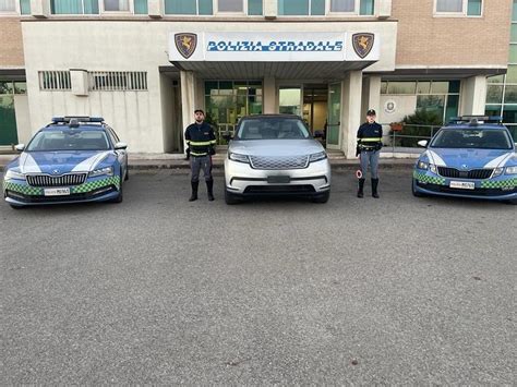 Modena La Polizia Lo Ferma A Bordo Dell Auto Rubata A Napoli Aveva