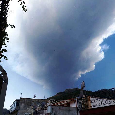 Nuovo Parossismo Dell Etna Dal Cratere Di Sud Est Forti Boati E Nube