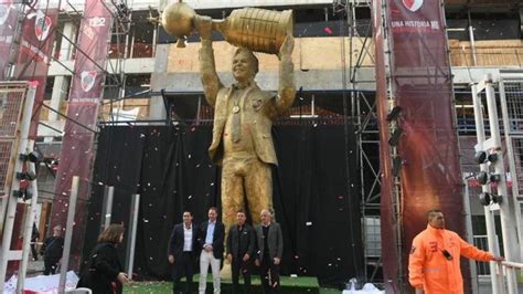 El Detalle En La Entrepierna De La Escultura De Marcelo Gallardo Y Le