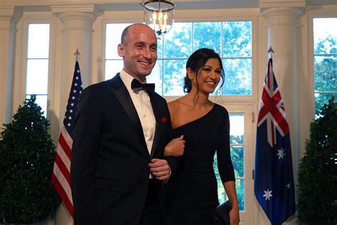 Trump menunjuk Katie Miller, istri Stephen Miller, yang merupakan ...