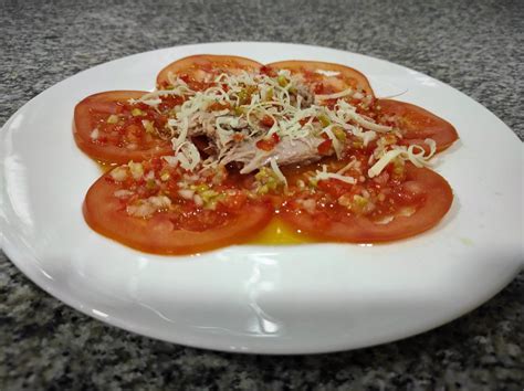 Carpaccio de tomate y atún con vinagreta Poesía de Fogón