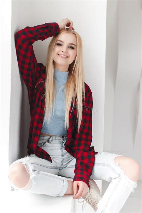 Blonde Sexy Mooi Meisje Met Het Lange Haar En Glamourmake Up Stellen In Studio Stock Afbeelding