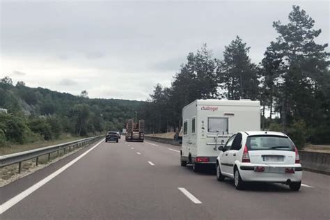 Cadre à tracter on en voit encore derrière des camping cars Le