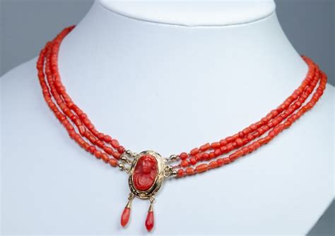 18 Carats Or Collier Avec Pendentif Corail Sculpture PAS DE