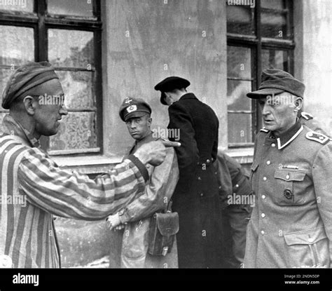 Un prisionero liberado del campo de concentración de Buchenwald