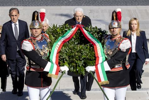 Mattarella Litalia Coesa Intorno Ai Valori Della Costituzione L