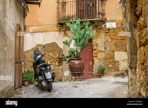 Alley Old Town Agrigento Sicily Italy Stock Photo Alamy