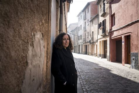 Un Paseo Con Najat El Hachmi Por Las Calles De Vic Fotos Cultura