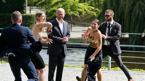 Scholz Interrotto Dalle Attiviste Femen Che Si Denudano Invocando L