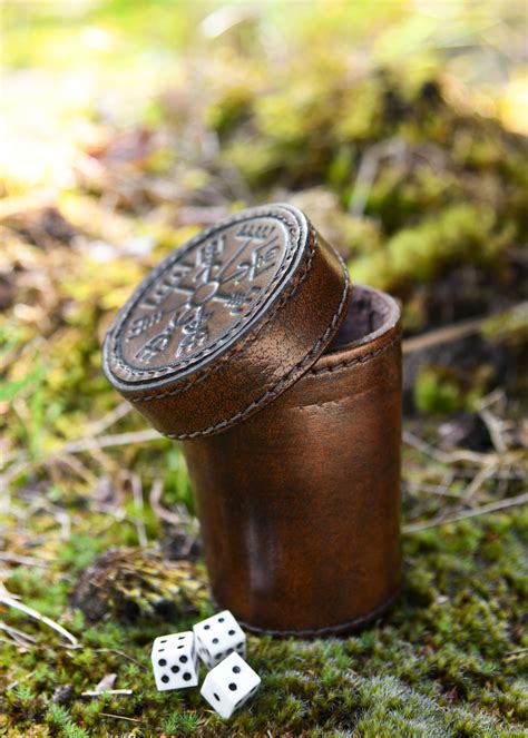 Würfelbecher aus Leder mit Deckel Vegvisir Prägung braun Battle