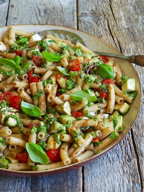 Pastasalat med tomat avokado og mozzarella Mat På Bordet