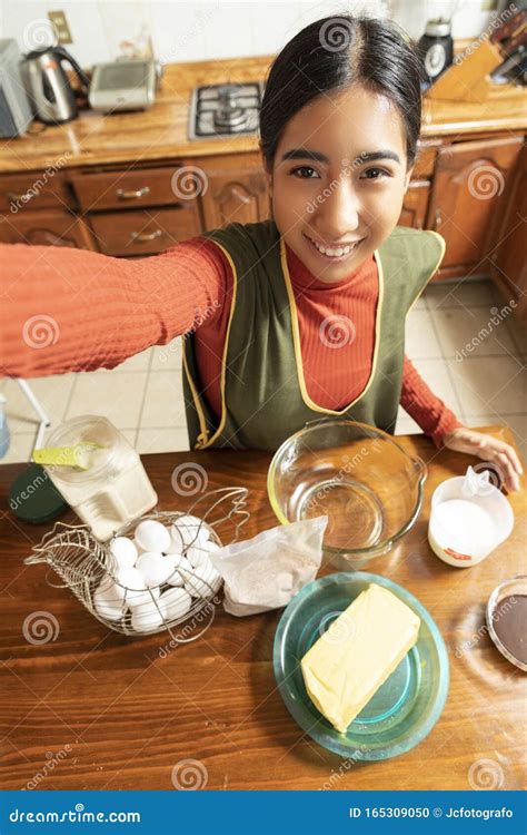 Selfie Retrato Hermosa Ama De Casa Mujer Latina Foto De Archivo Imagen De Consumerismo Feliz