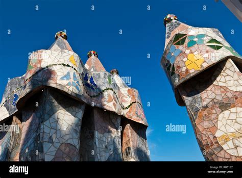 Las chimeneas de la azotea de la Casa Batllo diseñado por Antoni Gaudí