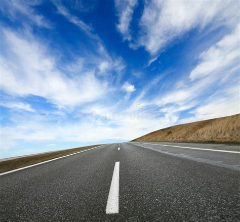 Pusta Autostrada Z Linią Podziału Poboczem I Zieloną Trawą Zdjęcie