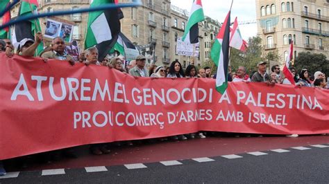 Centenars De Persones Es Manifesten A Barcelona Sota El Lema Aturem El