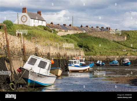 Seaton Sluice Cut Kings Head Pub And Boats Northumberland Stock Photo