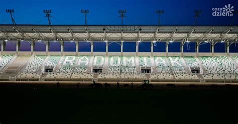 Stadion Radomiaka nocą układanie murawy zdjęcia