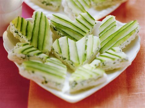 Herz Häppchen Aus Weißbrot Frischkäse Und Gurke Rezept Eat Smarter