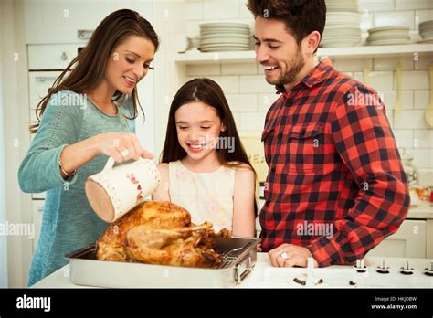 Familia Preparando La Cena De Navidad A Turqu A En La Cocina