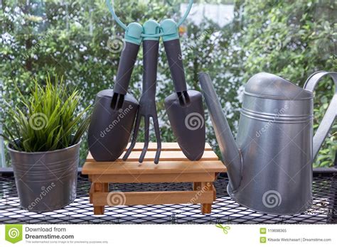 Herramientas Que Cultivan Un Huerto Y Flores En La Terraza Imagen De