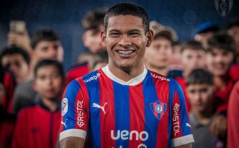 Quién es el pibe paraguayo por el que el Manchester United está