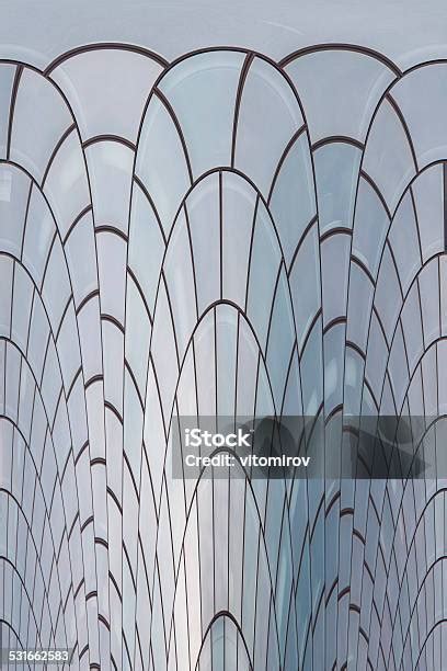 Garis Fasad Abstrak Dan Refleksi Kaca Pada Bangunan Modern Foto Stok