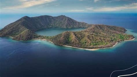 Keindahan Pulau Satonda Yang Punya Danau Air Asin Purba Di Ntb