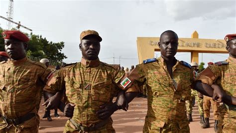 Burkina Le Chef De Larmée Remplace Compaoré à La Tête De Letat