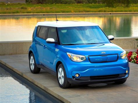 Kia Soul EV joins electric car ranks - CNET